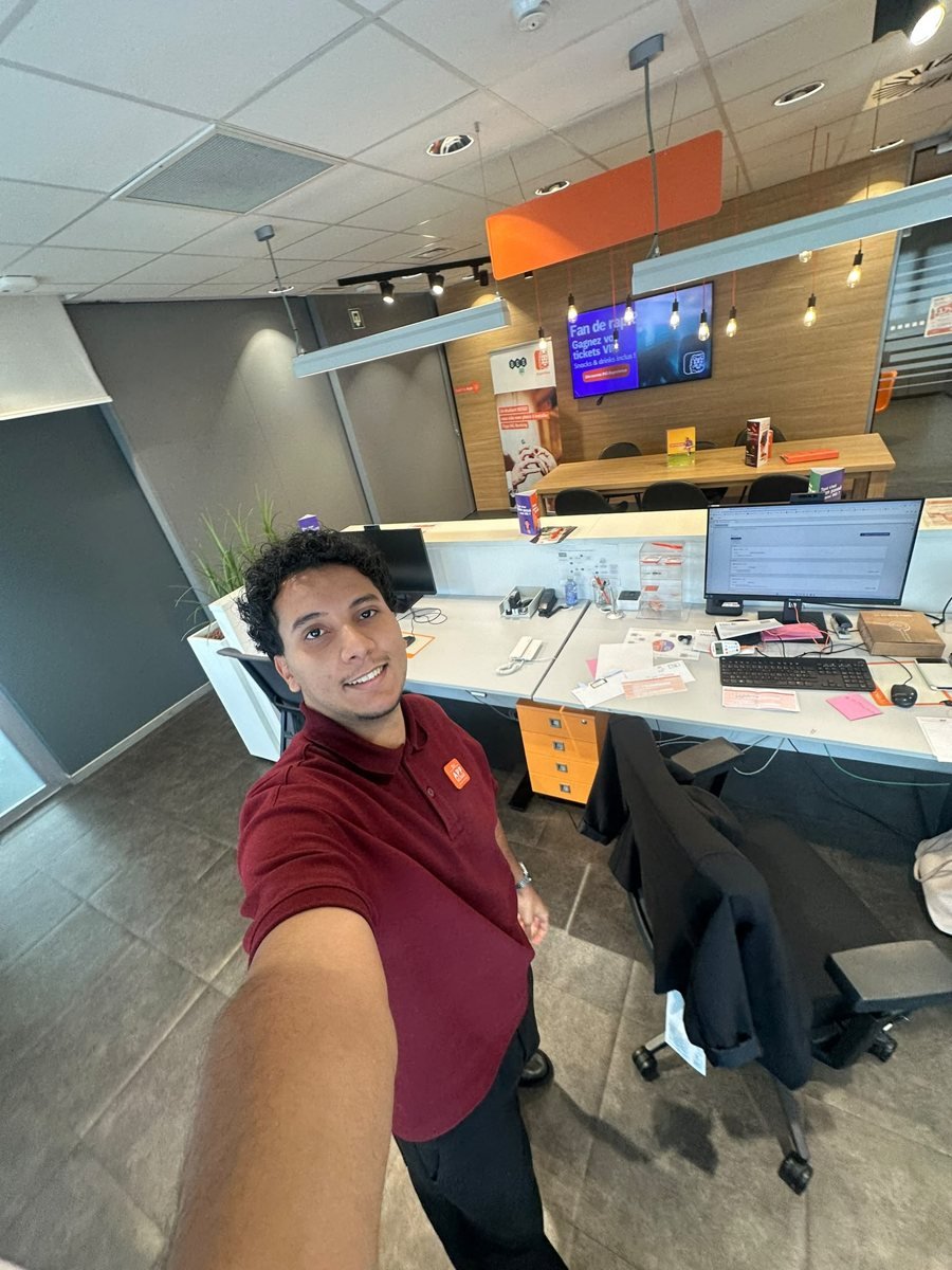 Saif Benhassen au bureau pendant son stage