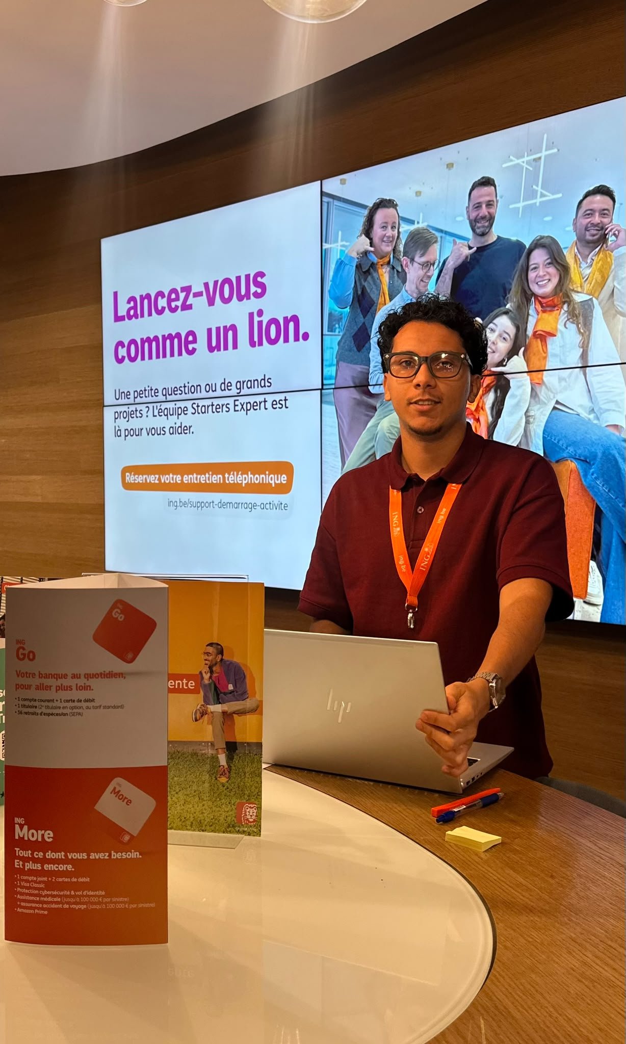 Saif Benhassen en tenue noire dans une agence ING